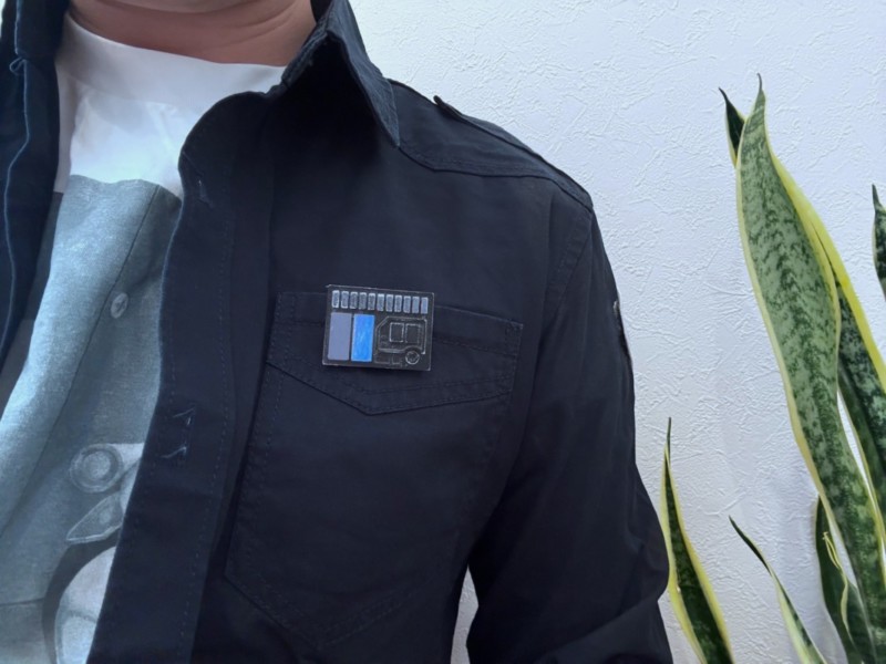 SFピンバッジ ミニコムパッドを服に装着したイメージ