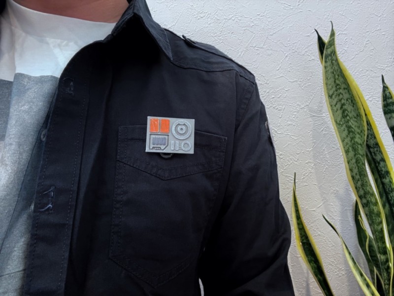 SFピンバッジ ミニコムパッドを服に装着したイメージ