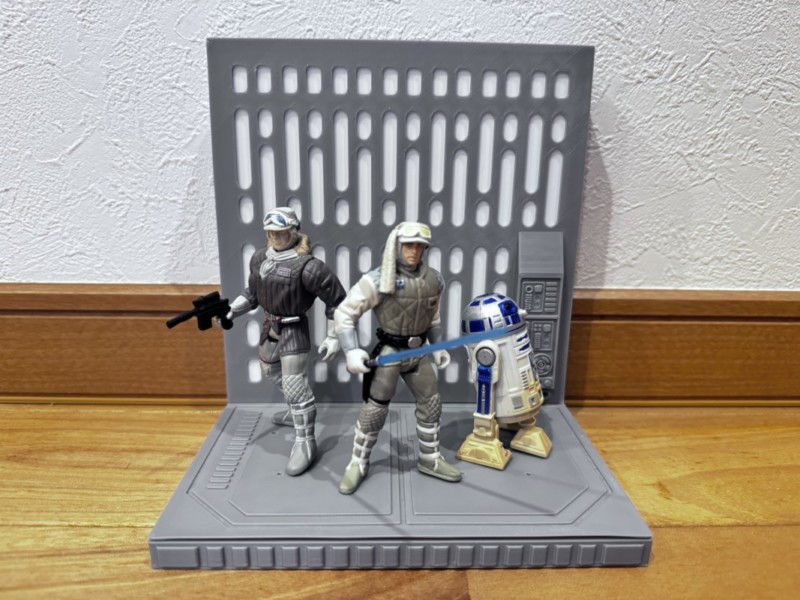 3.75インチサイズのフィギュアを乗せた状態の台座