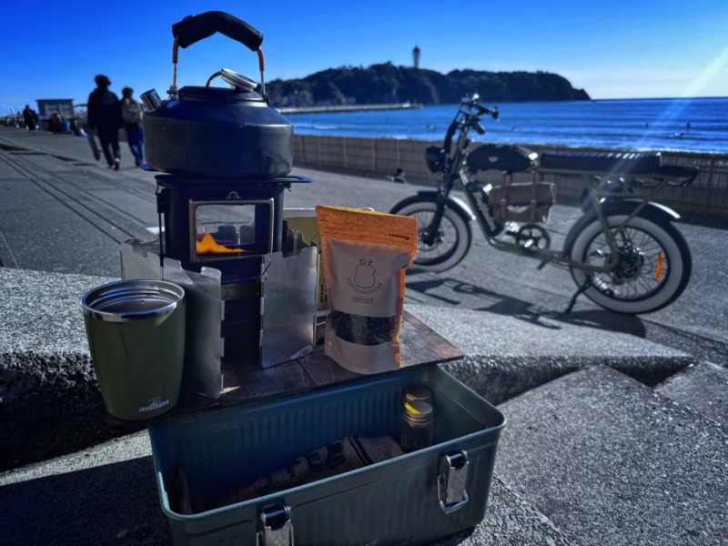 江ノ島のサイクリングロードでコーヒーを淹れている様子
