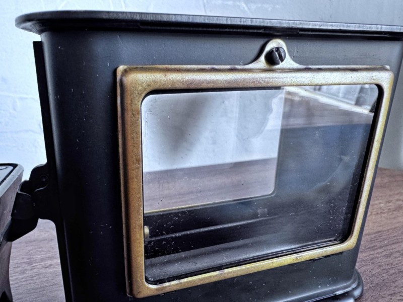  ThousWindsのアイロンストーブのウィンドウ部分