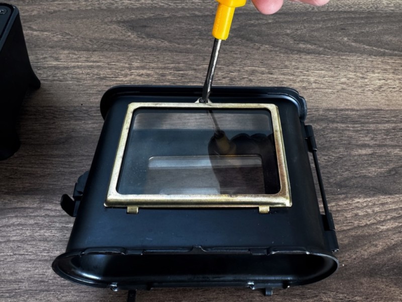  ThousWindsのアイロンストーブのウィンドウを外している状態