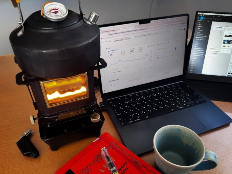  ThousWindsのアイロンストーブを使ってデスクワークをしている様子