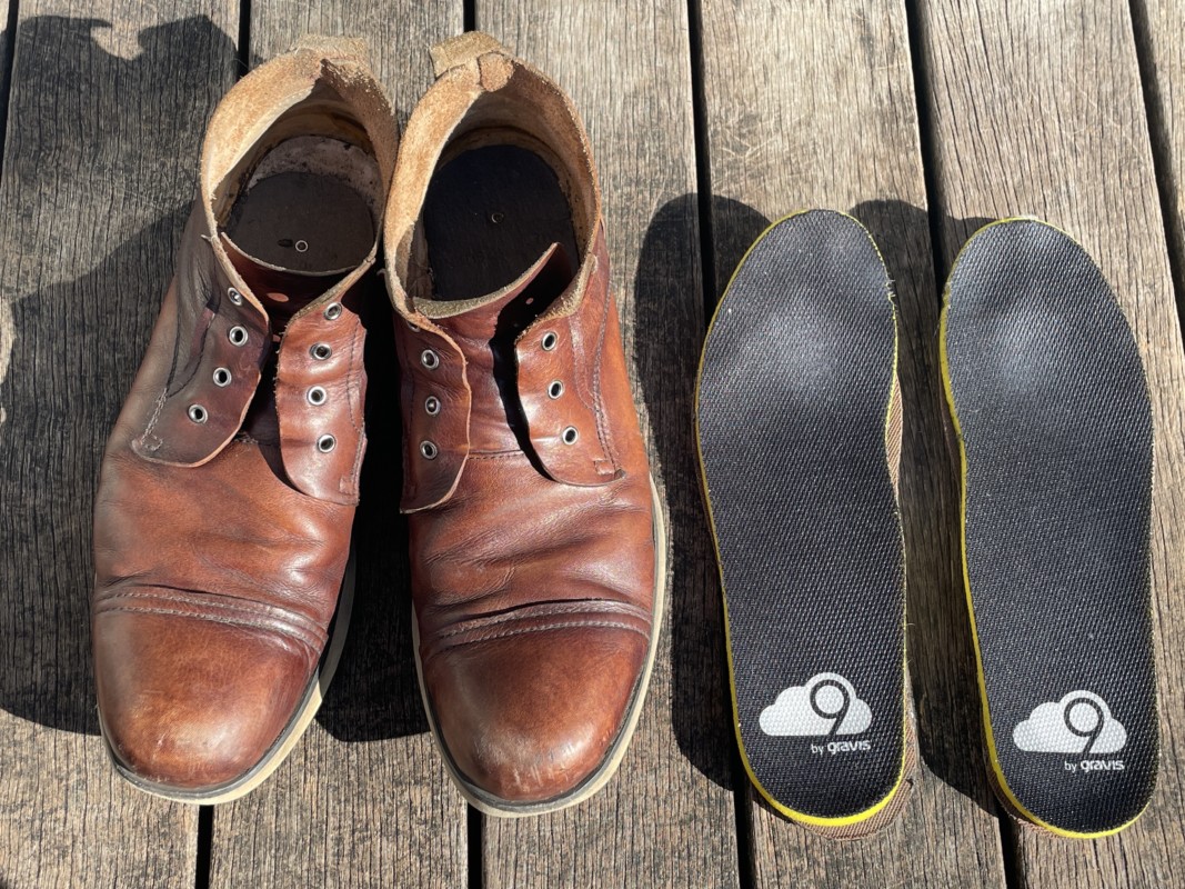 チャッカブーツとグラビスのインソール