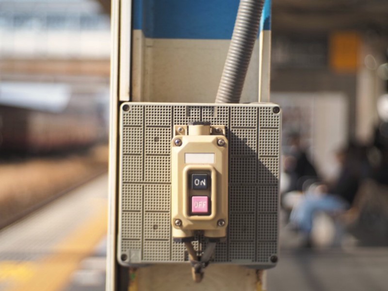駅の発車ベルスイッチ