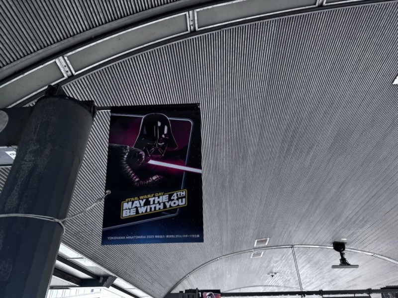 桜木町〜ランドマークタワーの動く歩道のスターウォーズ装飾