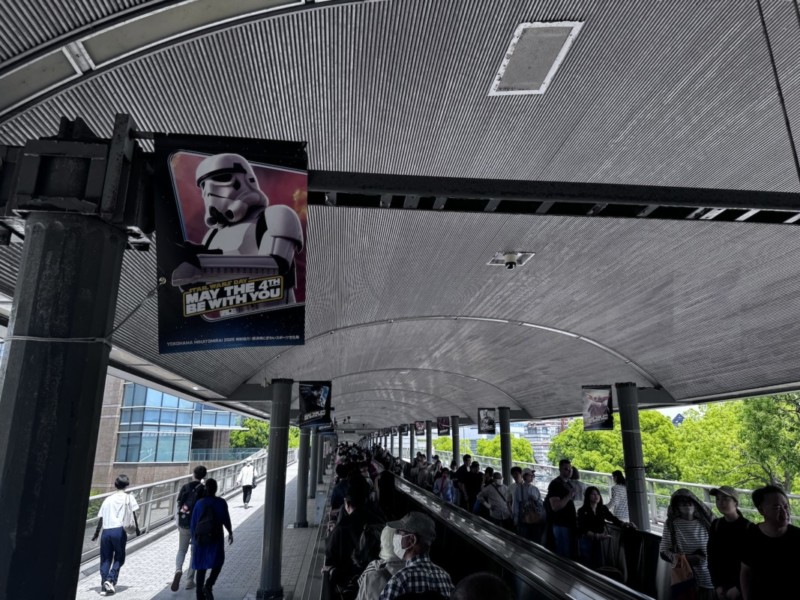 桜木町〜ランドマークタワーの動く歩道のスターウォーズ装飾