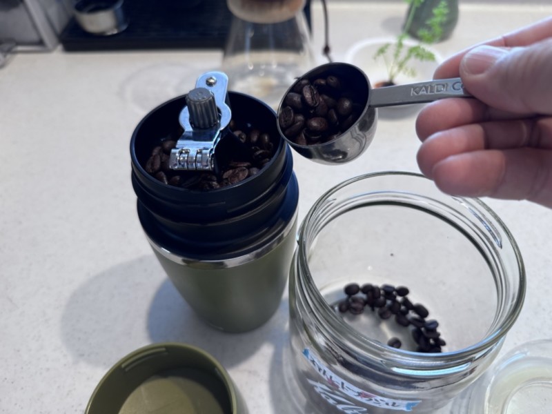 コーヒー豆をミルと一緒に持ち歩く