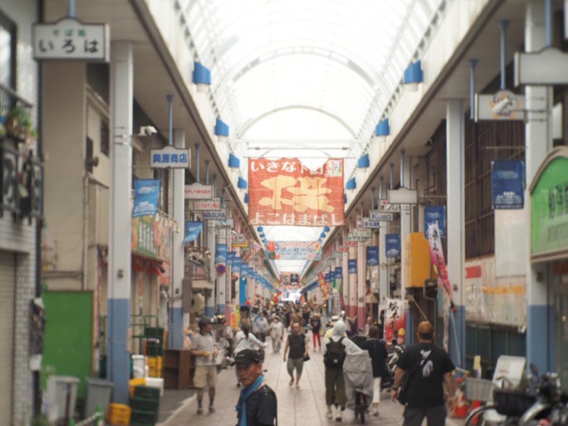 横浜橋商店街の通りを一直線に移した画像