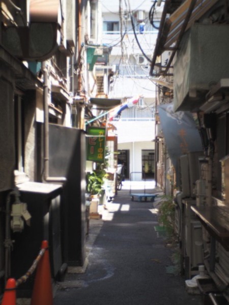横浜橋商店街の路地裏の画像、カレー屋の看板や電線がごった返している状態