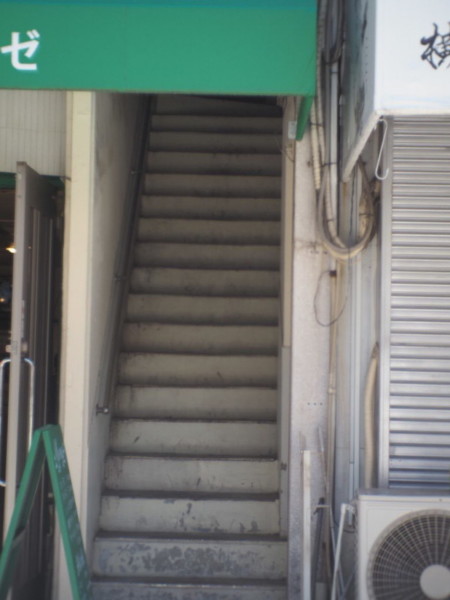 伊勢佐木町商店街にあるカフェの隣にある2階へ上がる階段