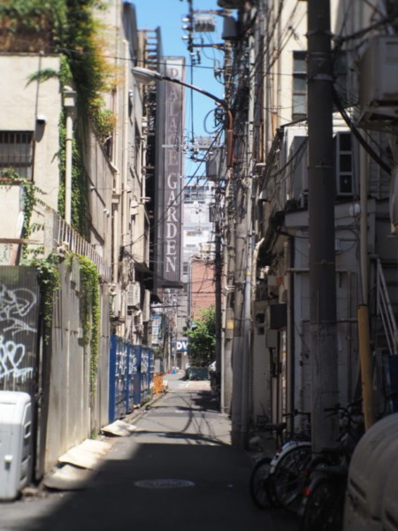 伊勢佐木町商店街の路地裏にある電線がたくさんある景色