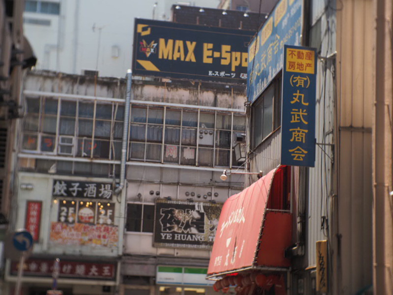 伊勢佐木町商店街の路地裏から見た古いビル