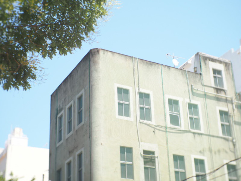 伊勢佐木町商店街から見えるレトロな建物の外観