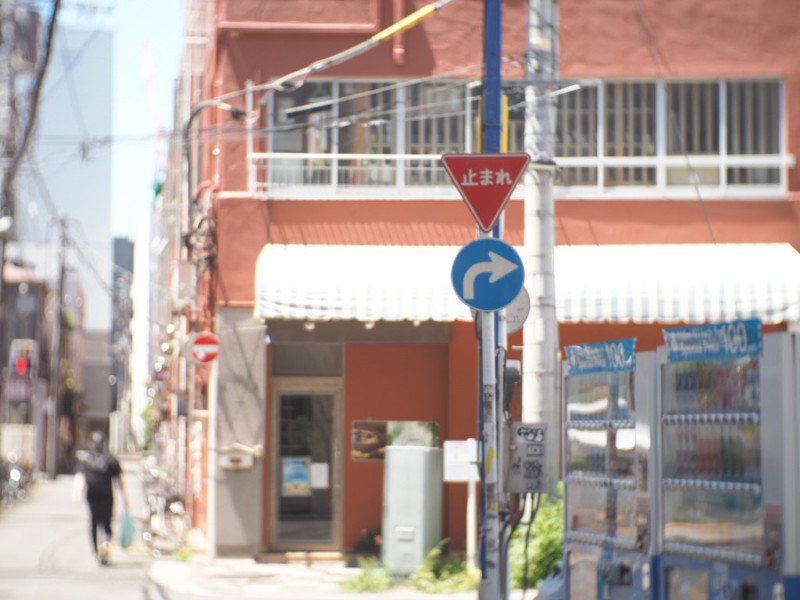伊勢佐木町商店街から野毛へ向かう途中にある赤いビルと交通標識