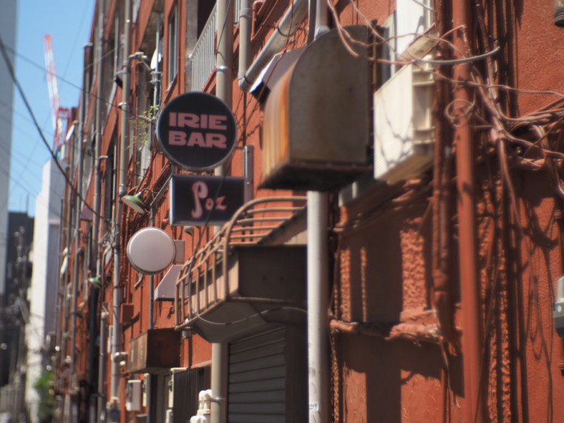 伊勢佐木町商店街から野毛へ向かう途中にある赤いビルとバーの看板