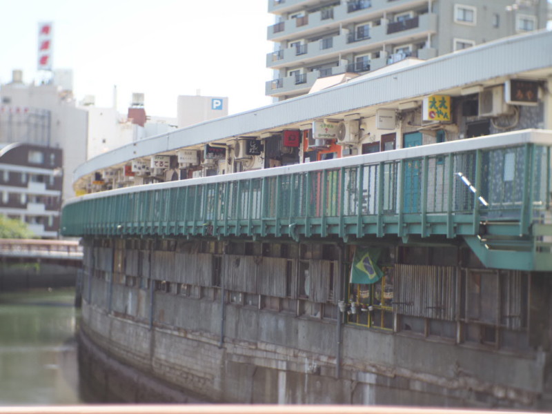 伊勢佐木町商店街から野毛へ向かう途中にあるハーモニカ横丁の川辺にある飲食街