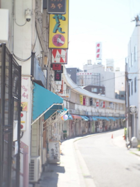 ハーモニカ横丁の川辺にある飲食街、お店の看板が並んでいる画像