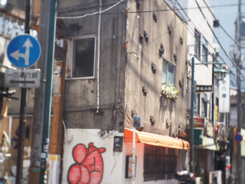 野毛小路にあるレトロなスナックの建物