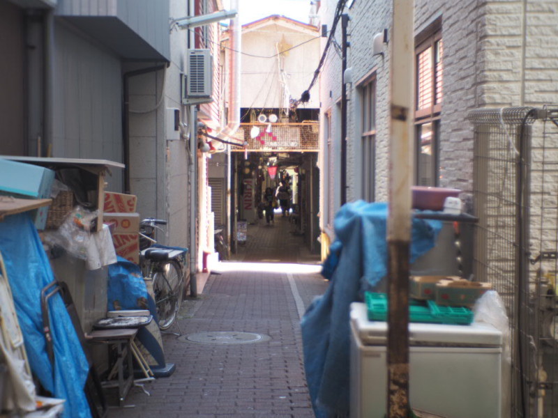 六角橋仲見世通の通路