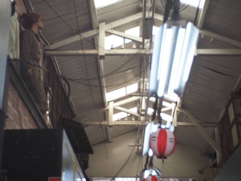 六角橋仲見世通内のマネキンが2階に飾られたアーケードの天井の写真