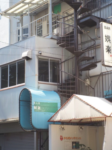 六角橋仲見世通を出た先にあるらせん階段が二本並んだビル