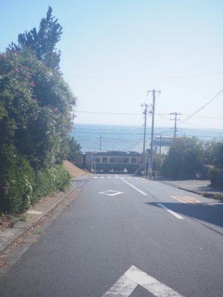 鎌倉プリンスホテルから下った海の近くの踏切