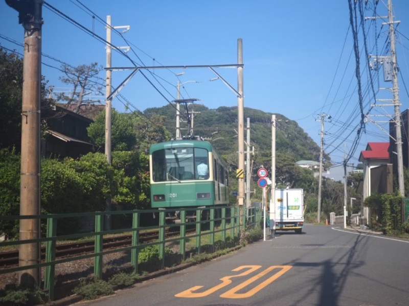 稲村の道路と並走している江ノ電の画像
