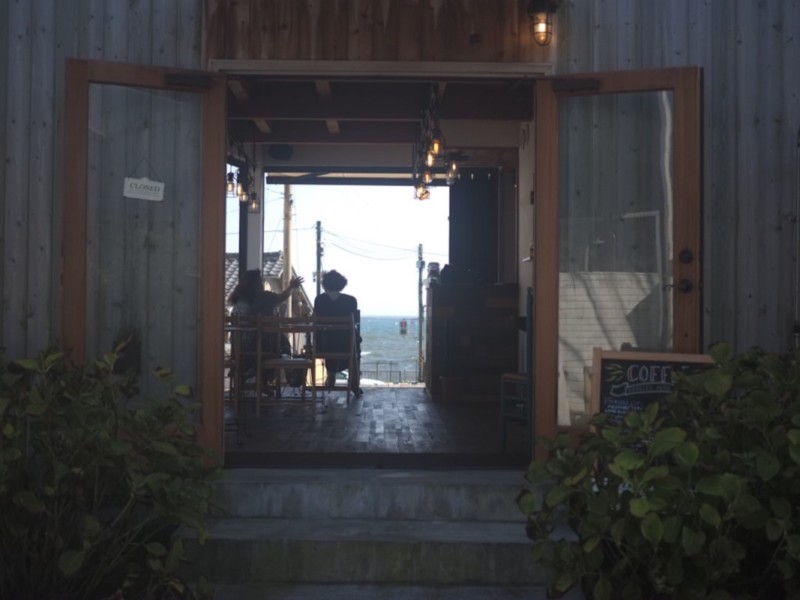稲村のおしゃれなカフェの向こう側に海が見える画像