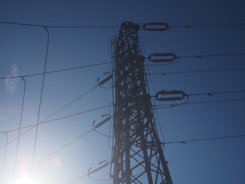 鎌倉の梶原にある鉄塔、背景は青空