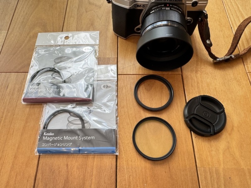Kenko マグネティック・マウントシステムとカメラを並べた画像