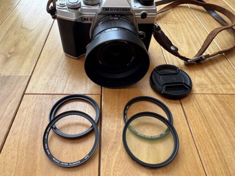 Kenko マグネティック・マウントシステムとカメラを並べた画像