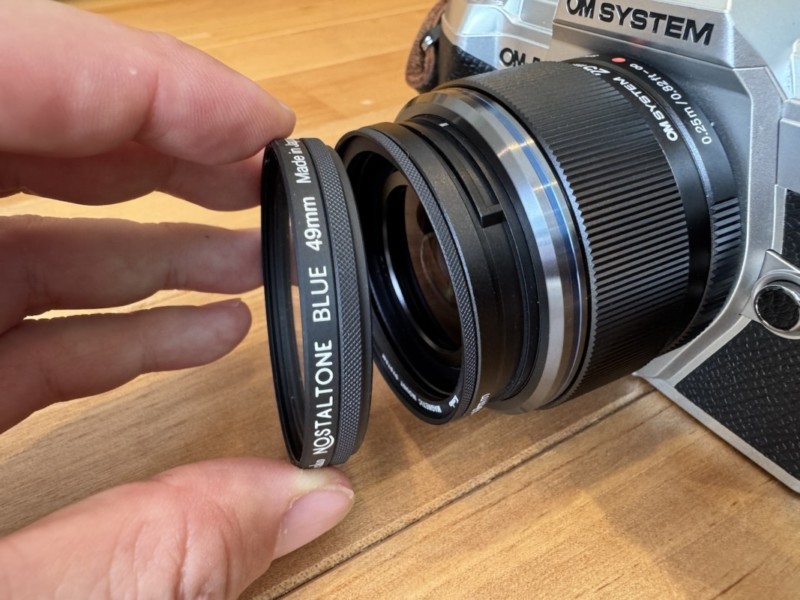 OM-5にマグネティック・マウントシステムを使って、マグネットでレンズに装着する前の状態