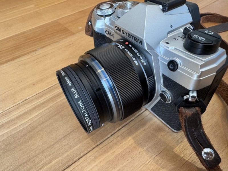 OM-5にマグネティック・マウントシステムを使って、マグネットでレンズに装着した状態