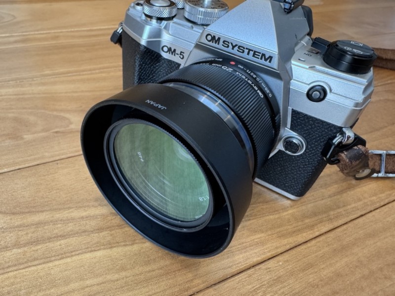 マグネティック・マウントシステムをOM-5に装着した状態（レンズフード）も一緒に装着