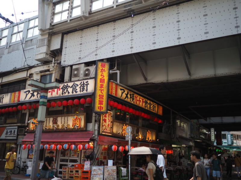 アメ横ガード下飲食街の入り口の写真
