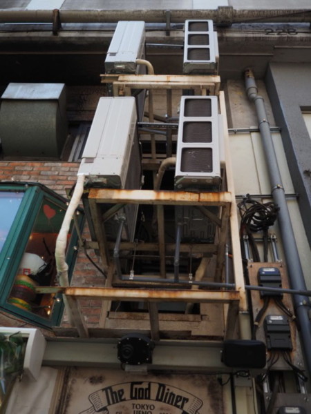 アメ横のガード下にある、室外機が縦に設置された雑多な風景