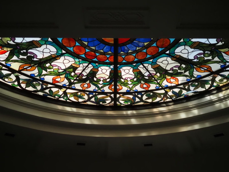 国立科学博物館の半円窓のステンドグラスの写真