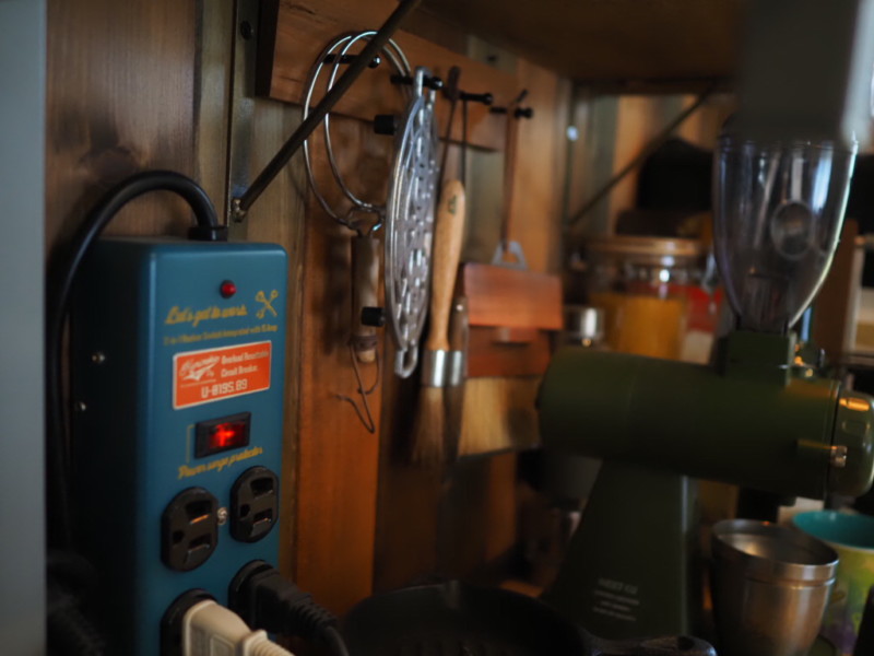 海外風の電源タップが壁に掛かったコーヒースタンド