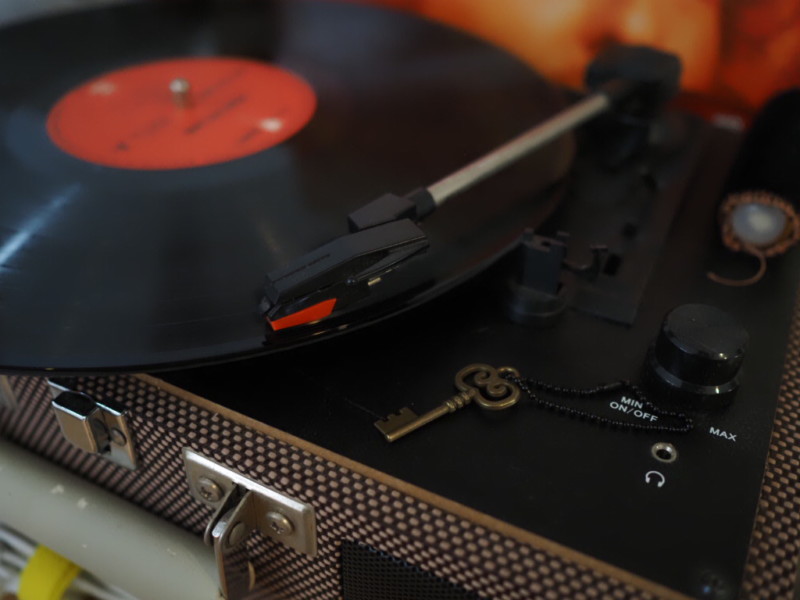 レコードデッキでレコードを再生している写真