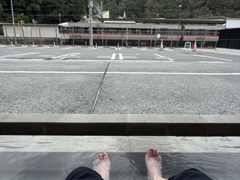 しもべの湯の前にある無料足湯の画像