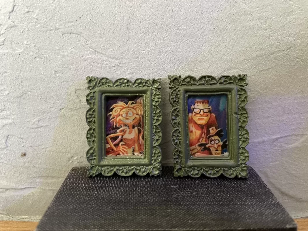 ミニチュア額縁をレジンで固める