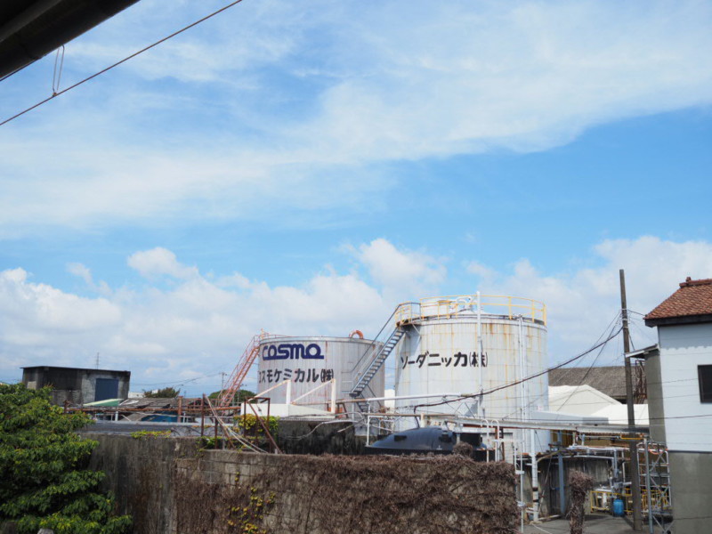 岳南電車吉原駅の駅舎から見えるタンクの風景