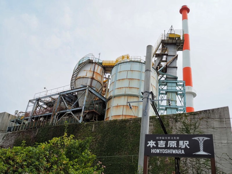 本吉原駅の駅舎と工場
