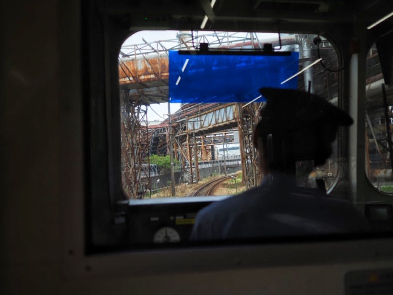 運転席から見える工場内を走る岳南電車