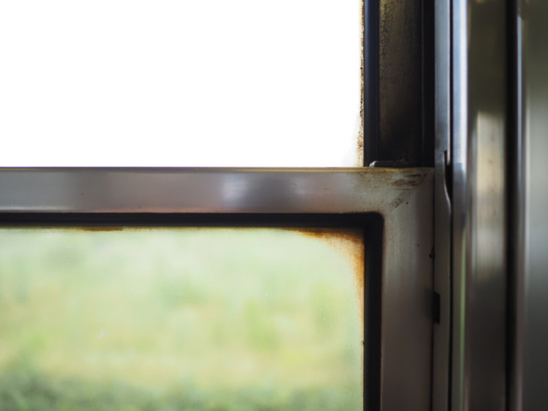 岳南電車の懐かしい窓の黄ばみ