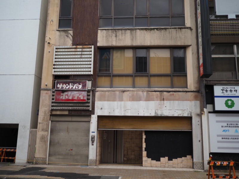 富士駅のレトロなビル