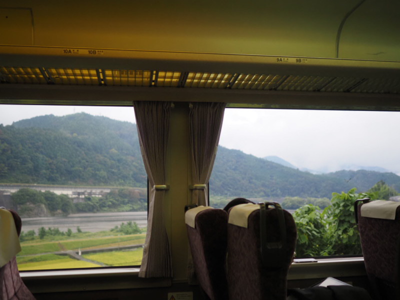 身延線の車窓から見える山や田んぼの風景