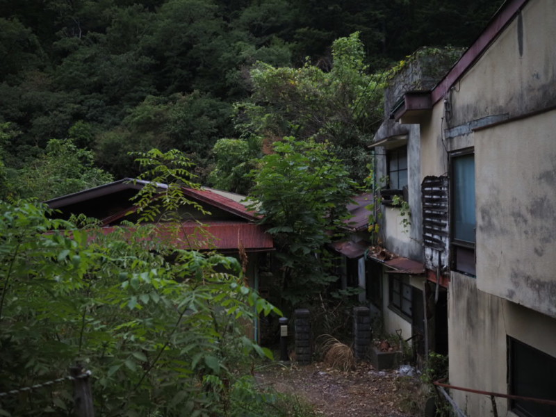 下部温泉郷の廃墟の風景