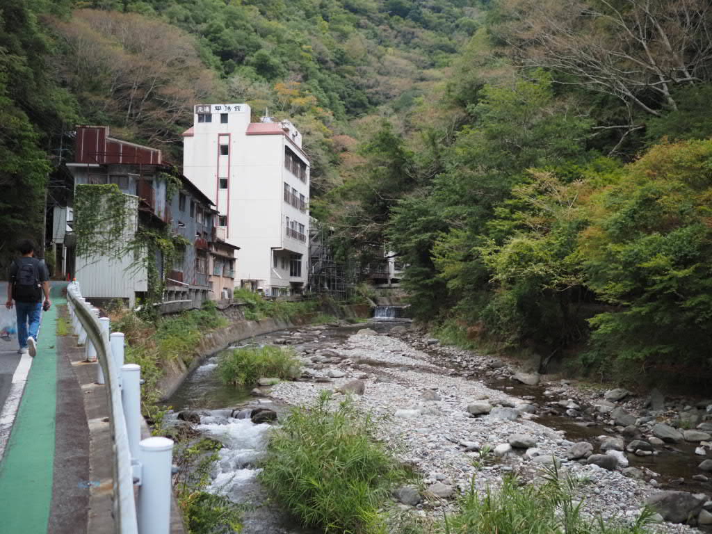 下部温泉郷の川沿いの風景